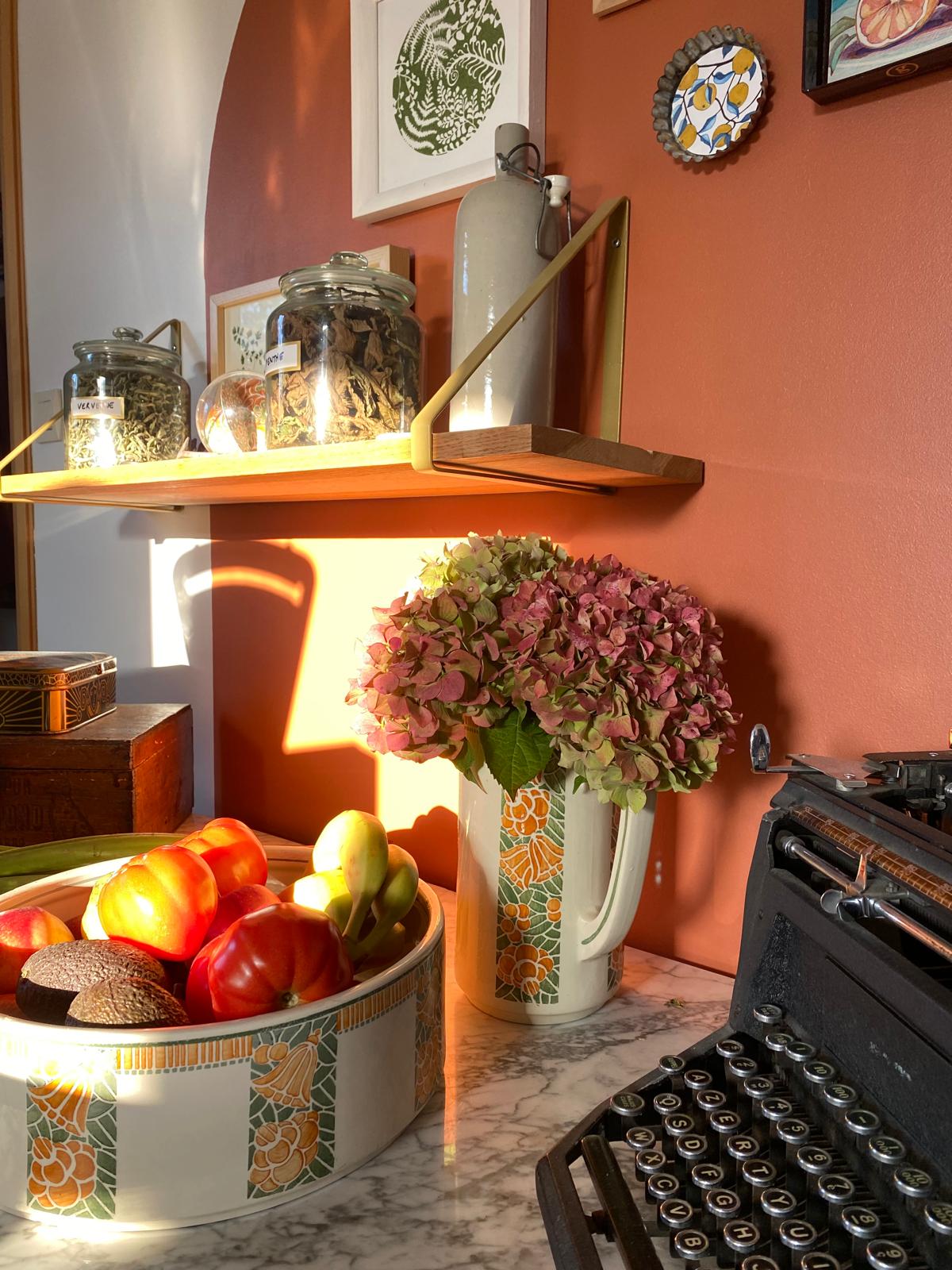 Détail d'objets déco chinés dans une cuisine terracotta