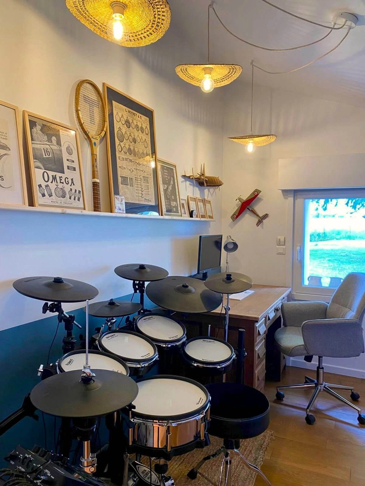 Un bureau avec une étagère et une accumulation d'affiches vintage