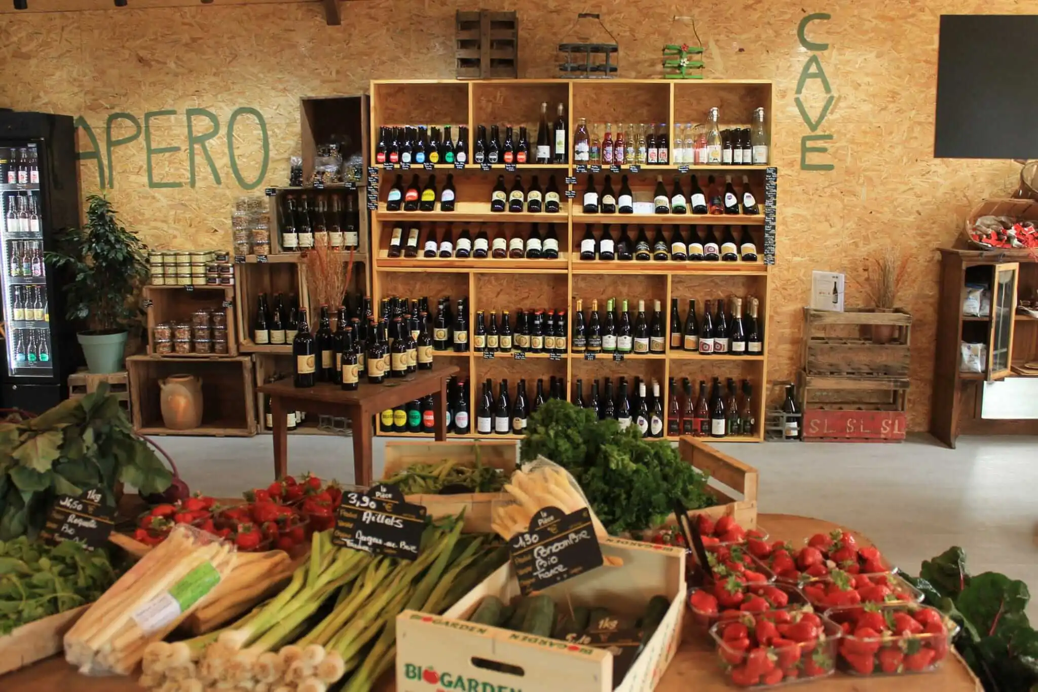 Un meuble à épicerie fabriquée à l'aide de caisses chinées en brocante