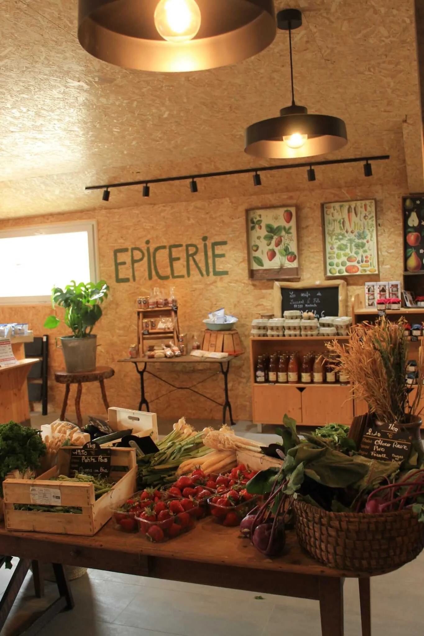 Des meubles et objets chinés dans un magasin à la ferme