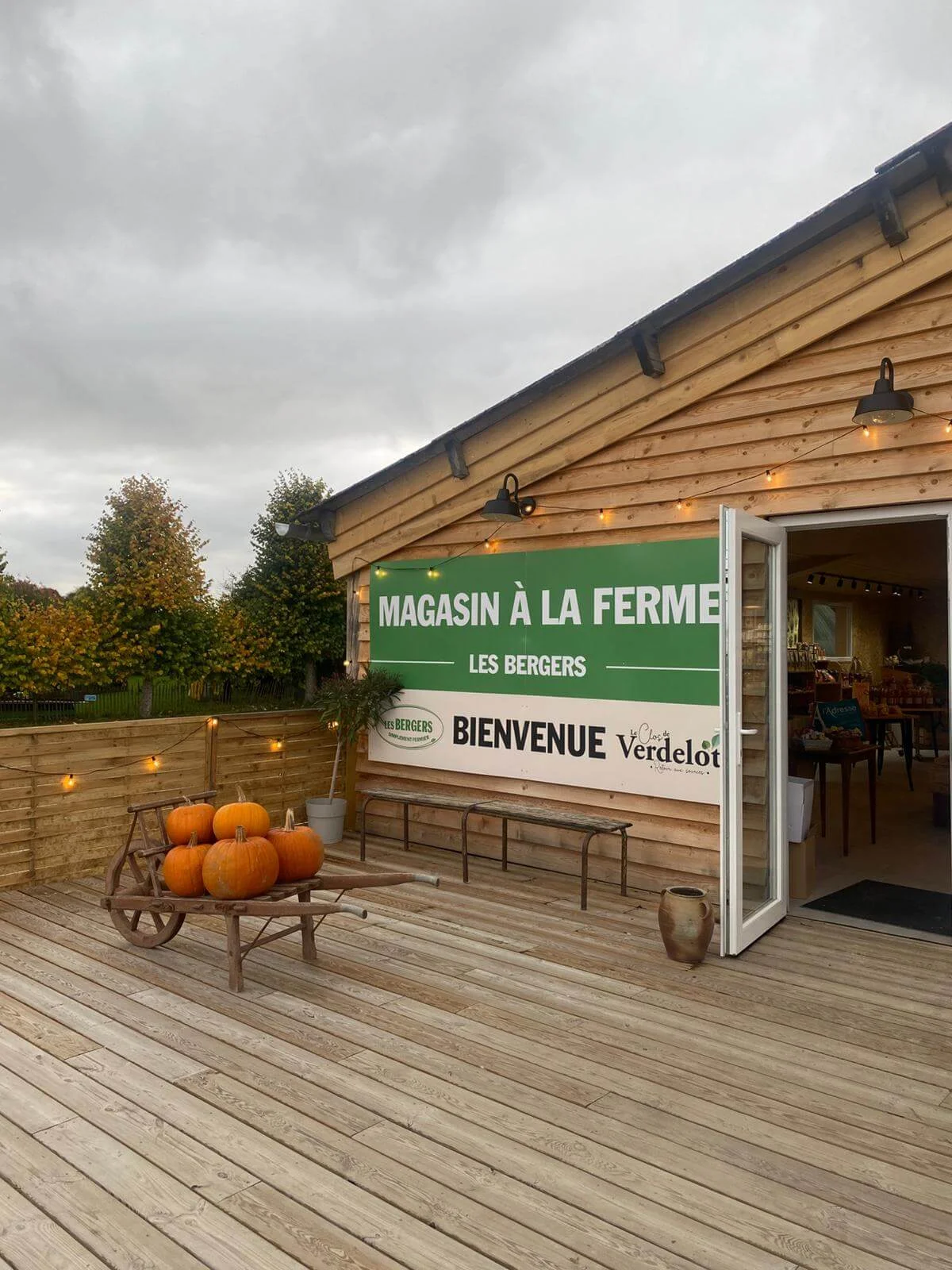 La devanture d'un magasin à la ferme dans une ambiance champêtre