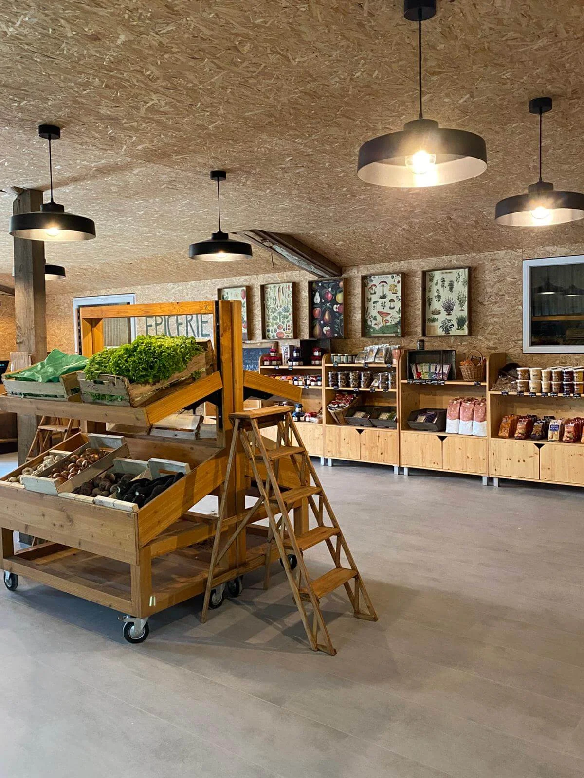 Un magasin à la ferme décoré dans un style campagne chic