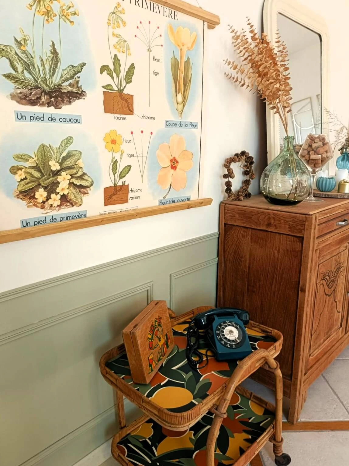 Un sous bassement vert de gris dans une salle à manger ambiance vintage