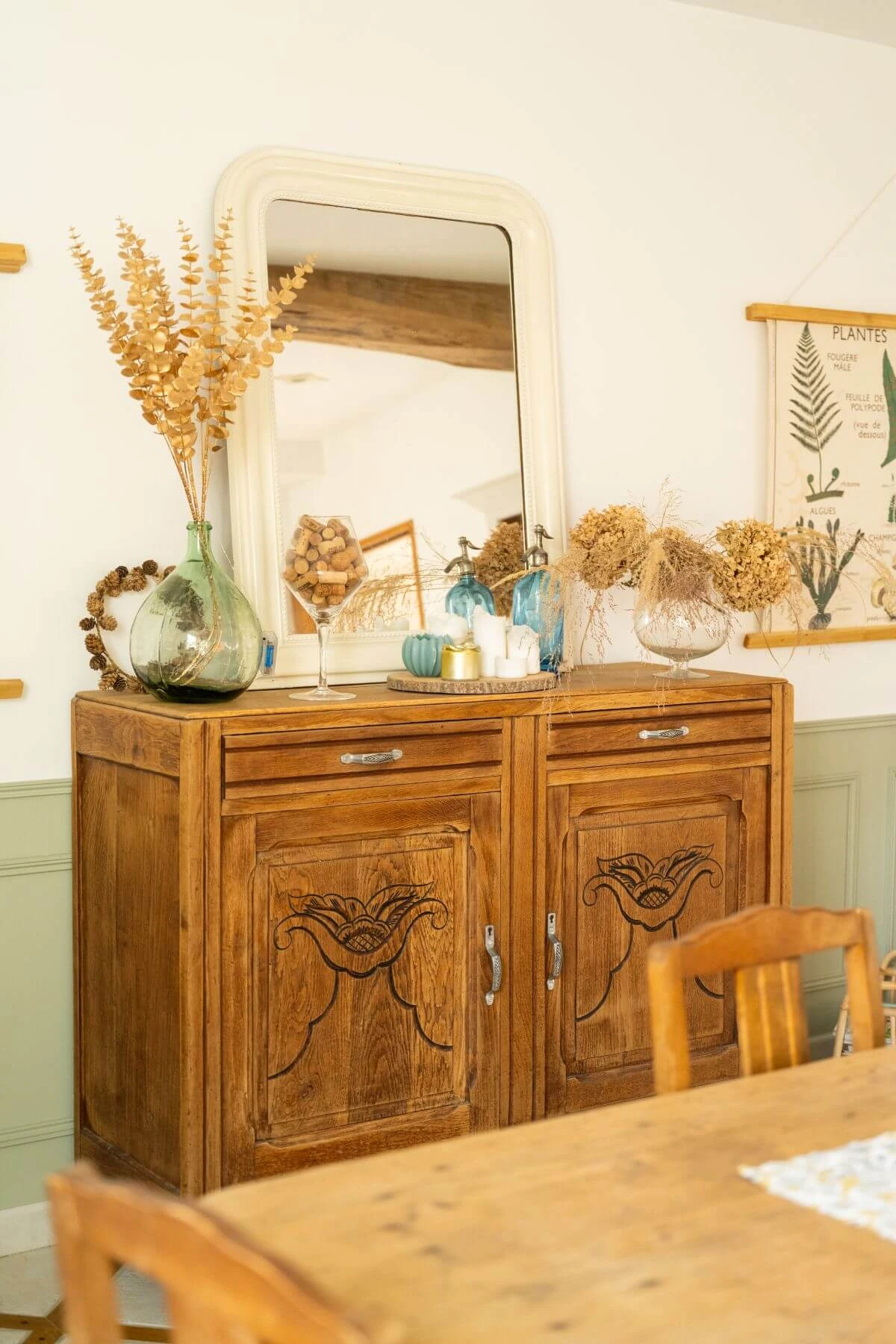 Un buffet art déco dans une ambiance chaleureuse et vintage d'une salle à manger