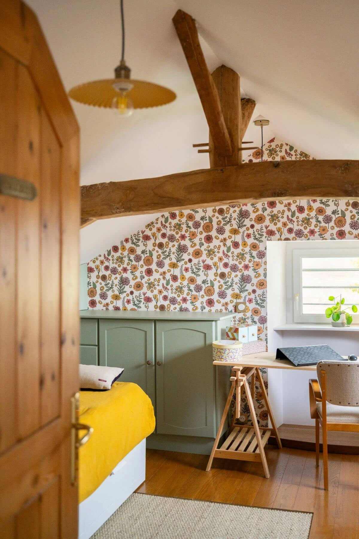 Un bureau dans une ambiance maison de campagne avec un papier peint fleuri
