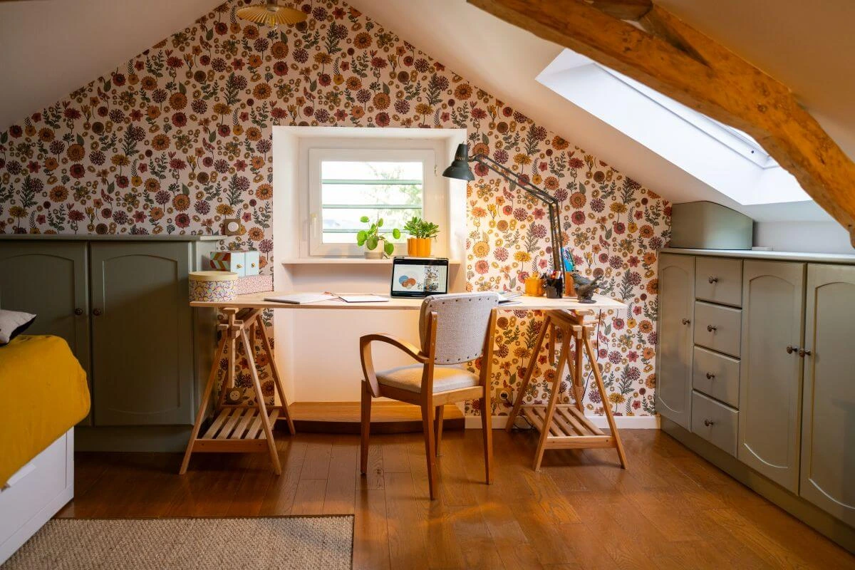 Un bureau décoré avec un papier peint fleuri vintage