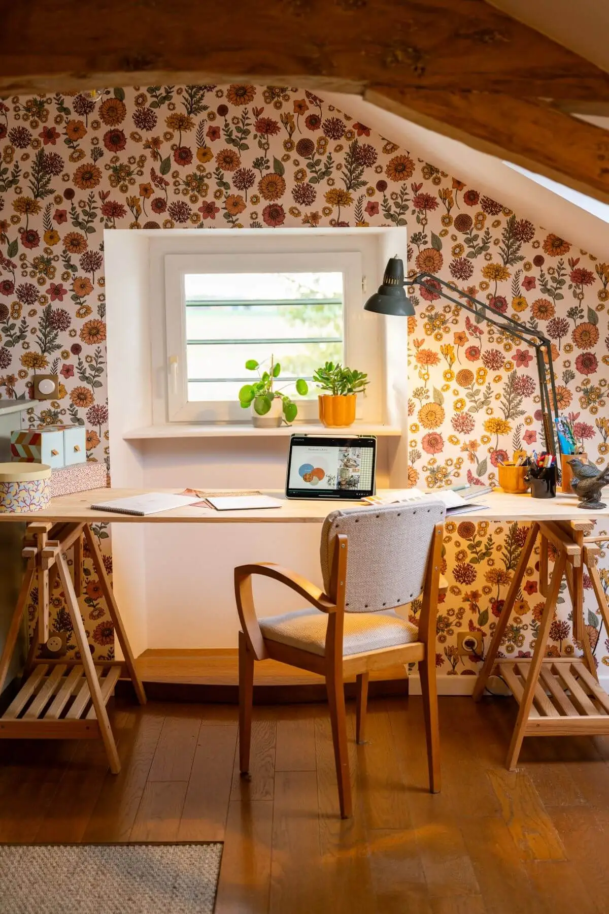 Une ambiance maison de campagne colorée dans un bureau