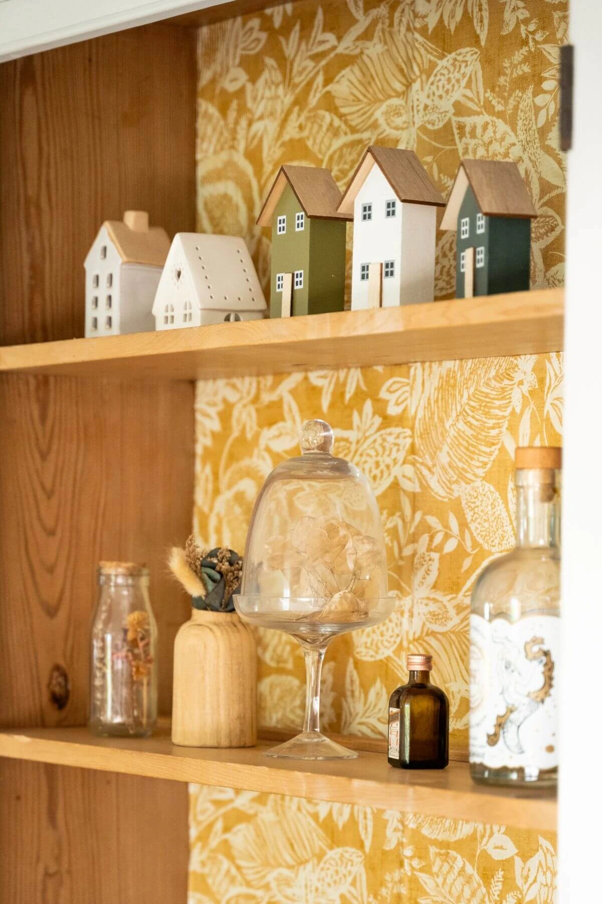 Le détail d'objets déco dans une étagère d'un vaisselier chiné