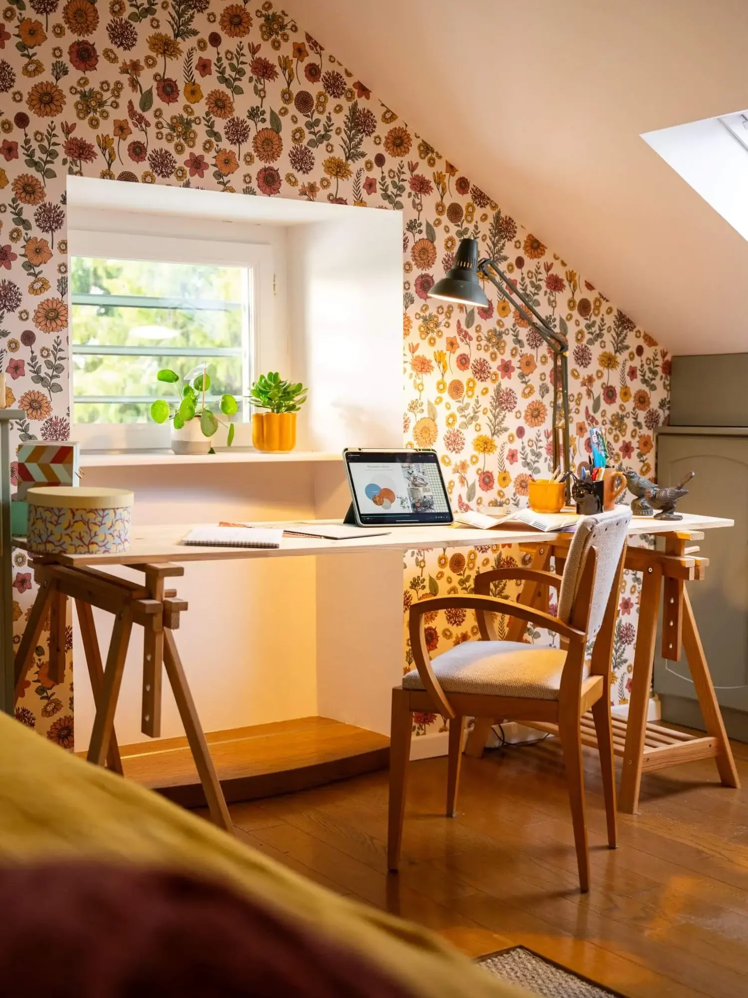 Un bureau avec un papier peint fleuri dans une ambiance maison de campagne vintage
