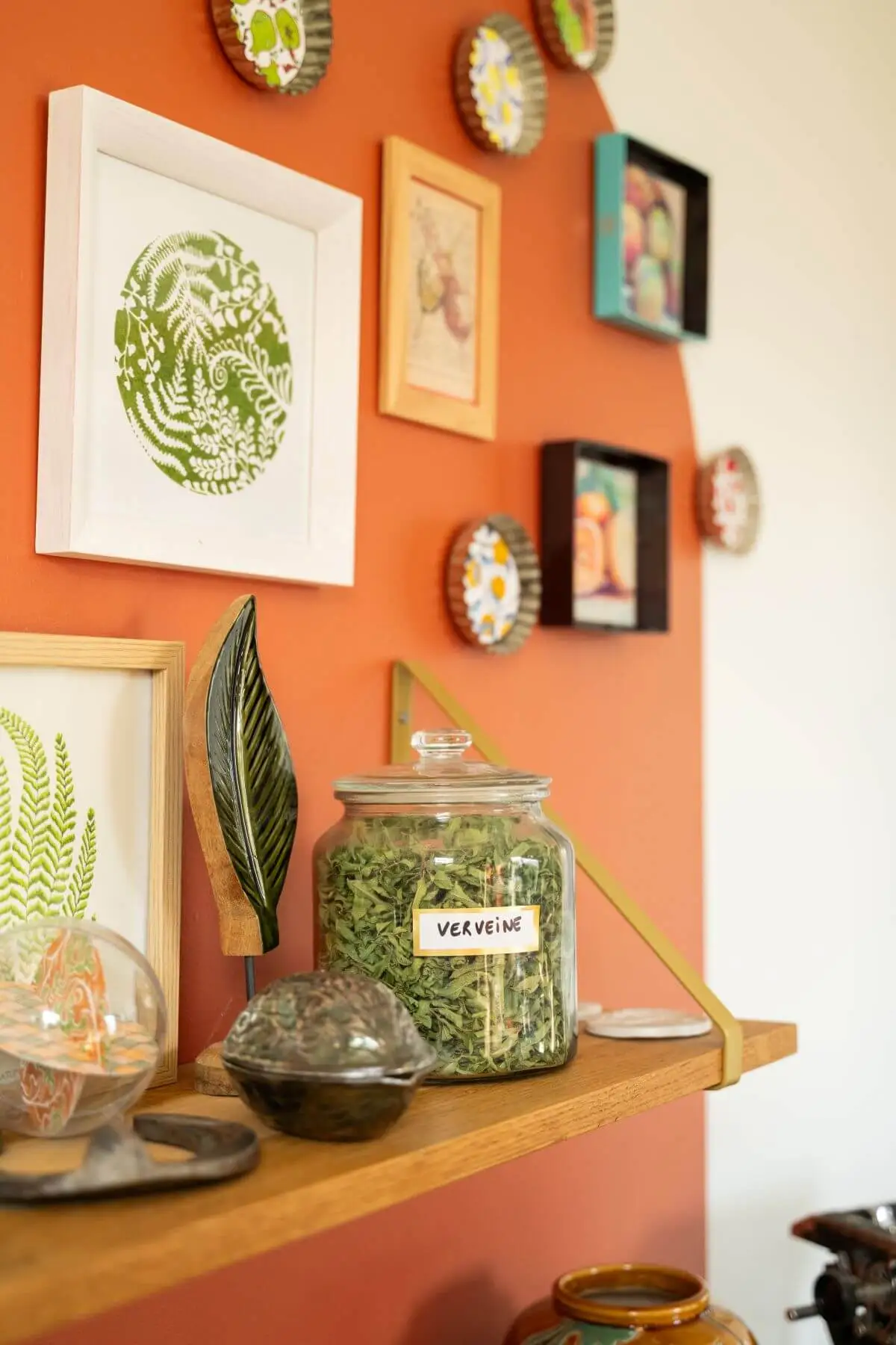 Détail d’une cuisine terracotta décorée avec des objets chinés