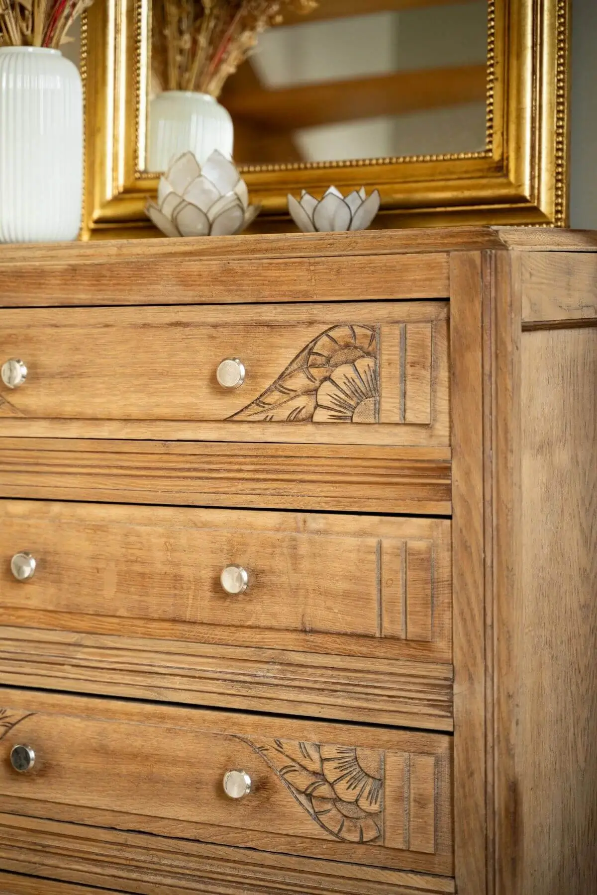 Un meuble chiné et une décoration authentique dans un intérieur chaleureux