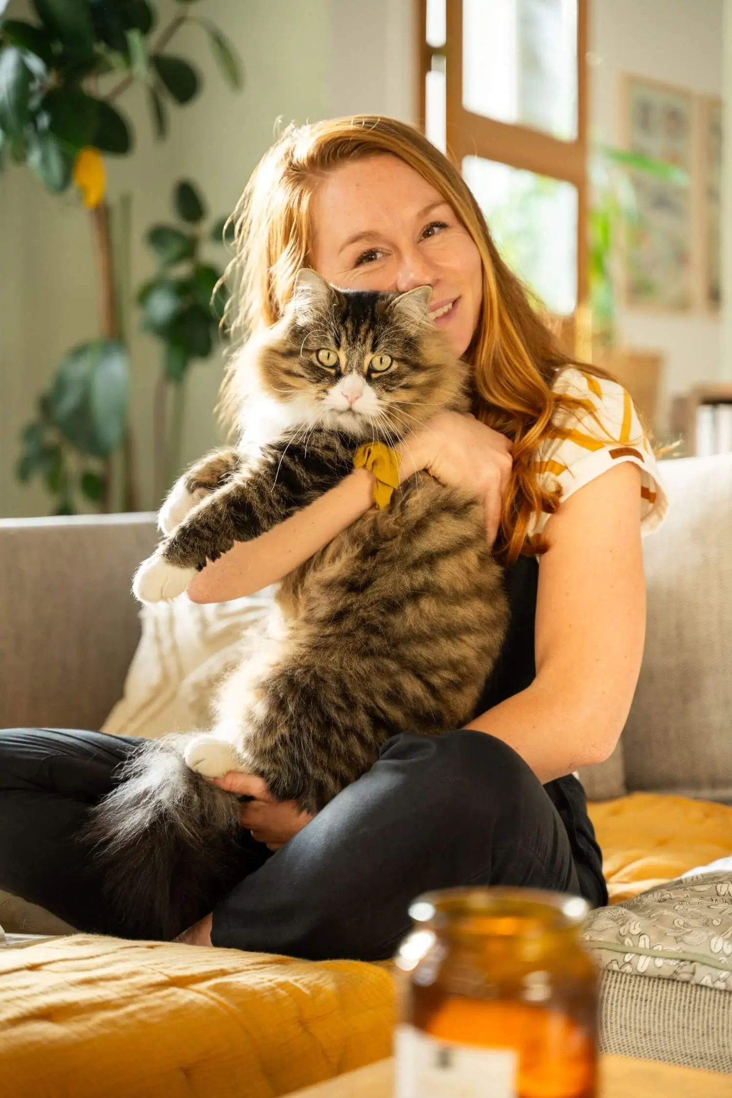 Camille Bisson décoratrice d'intérieur câline son chat dans son salon