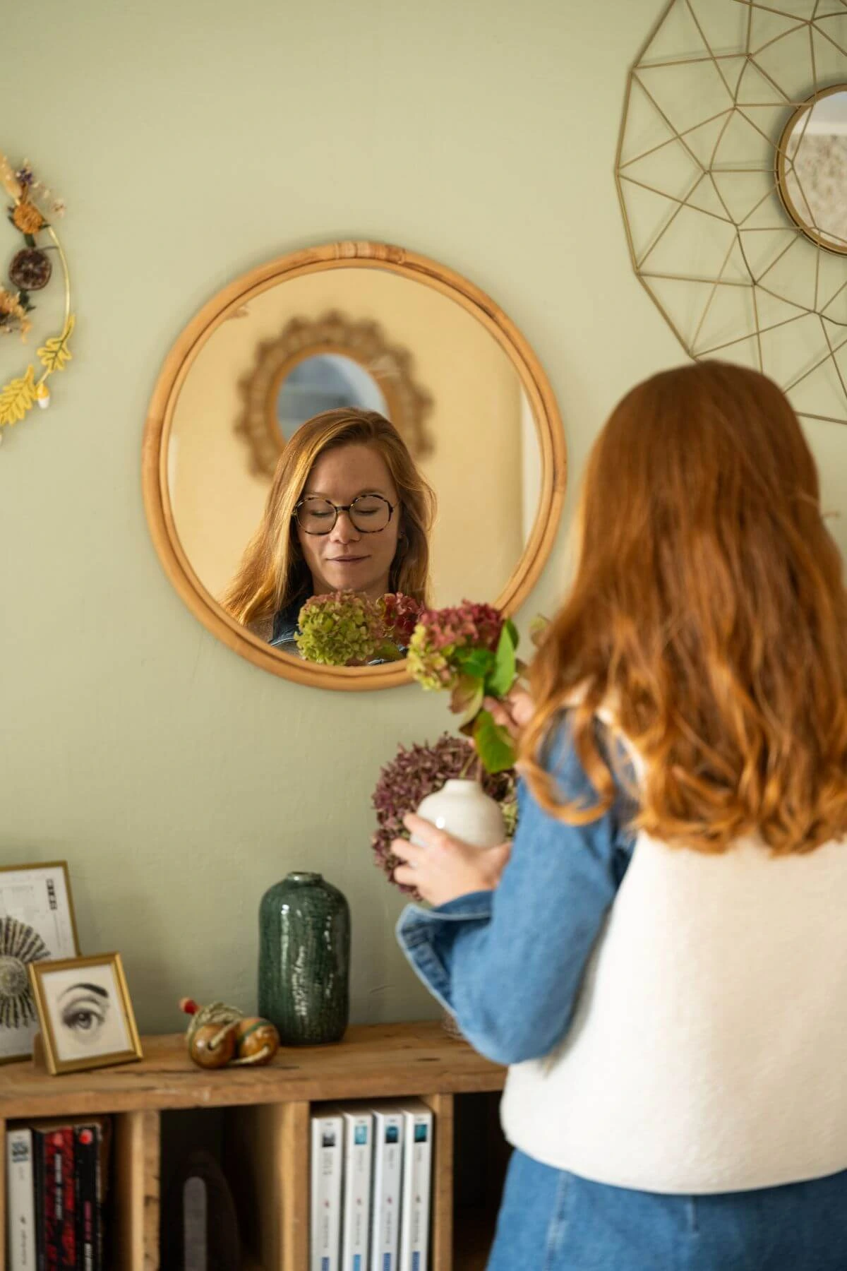 Camille Bisson dans un salon à la décoration vintage et incarnée
