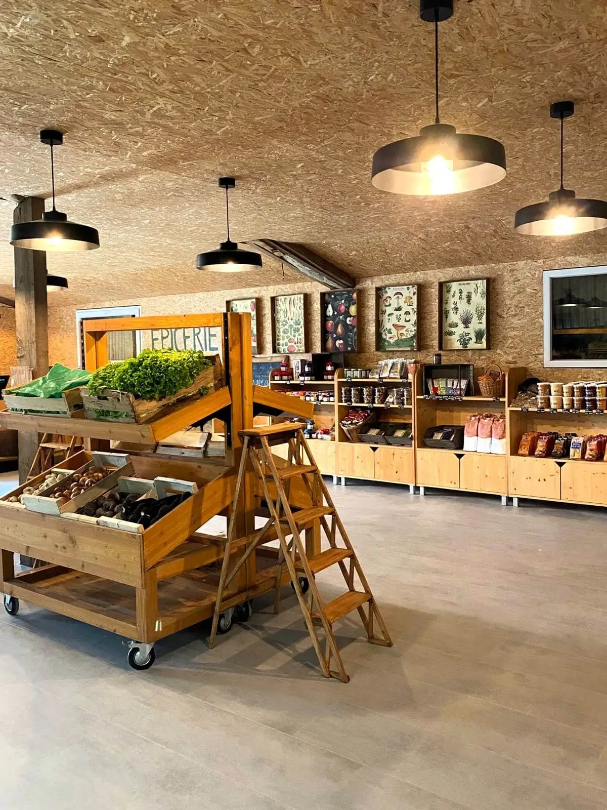 Un magasin à la ferme décoré et aménagé avec des meubles chinés