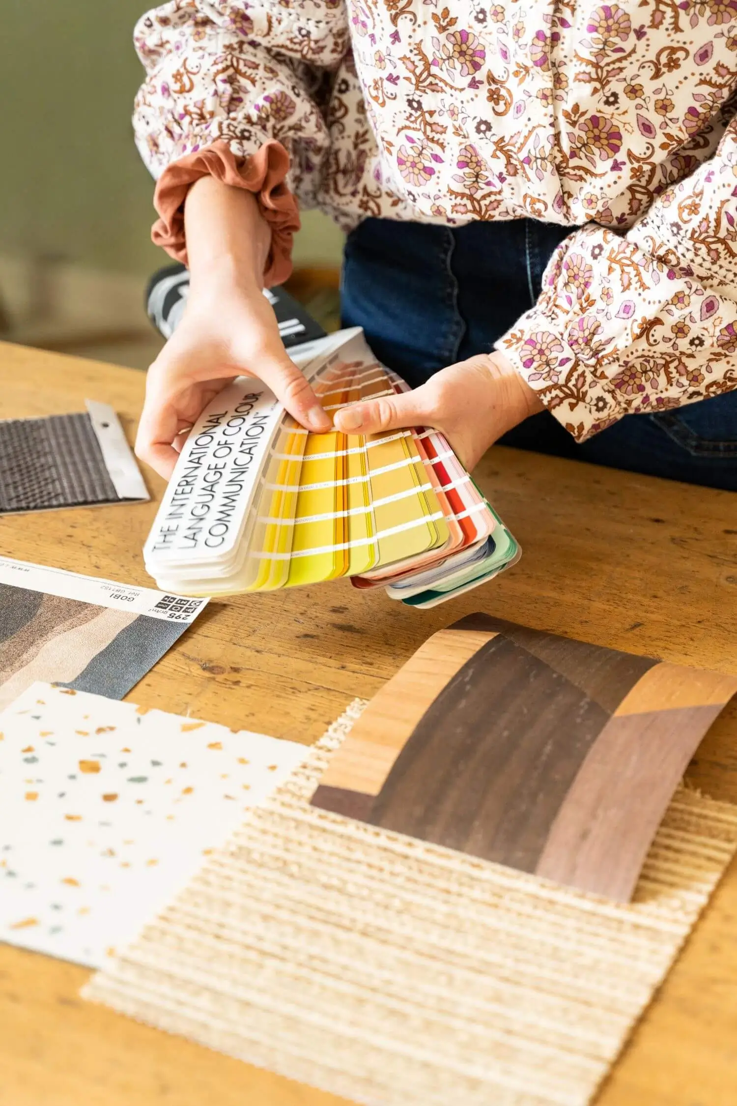 Camille Bisson coloriste d'intérieur se sert d'une nuancier pour créer une palette de couleurs déco