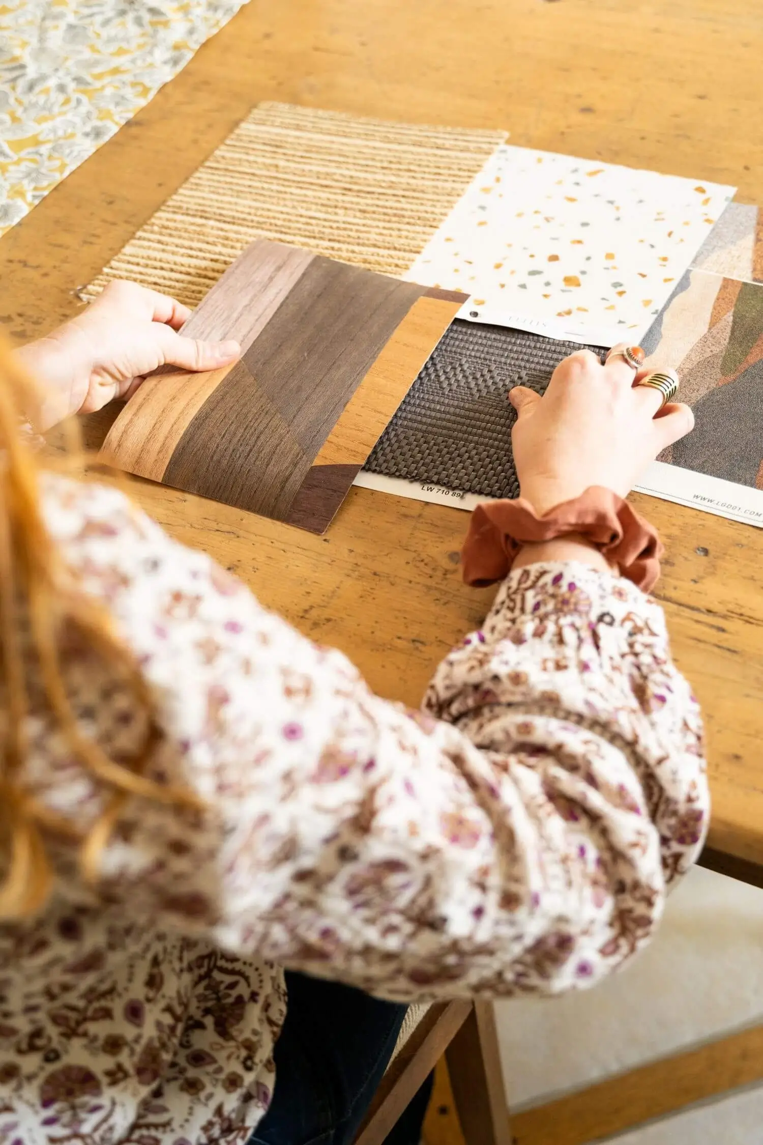 Camille Bisson décoratrice d'intérieur choisit des échantillons de papier peint