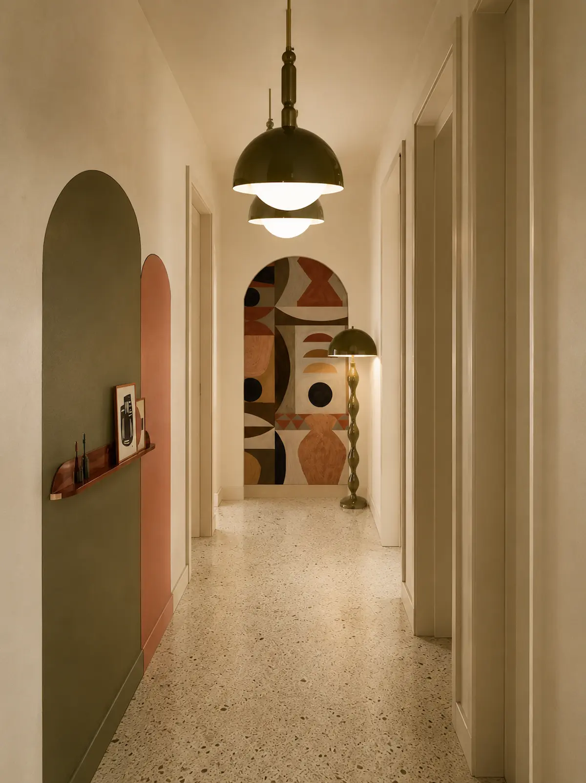 Couloir menant à une salle d’attente médicale dans des tons vert sauge et terracotta