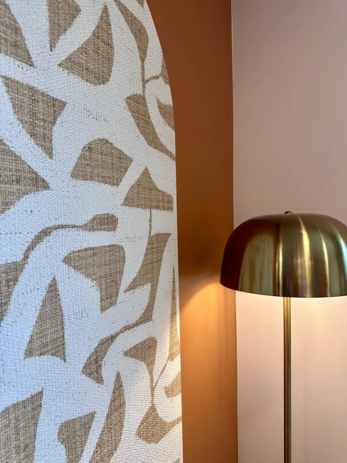 Papier peint casamance posé sous forme d’arche dans une salle d’attente pour créer une ambiance rassurante et chaleureuse