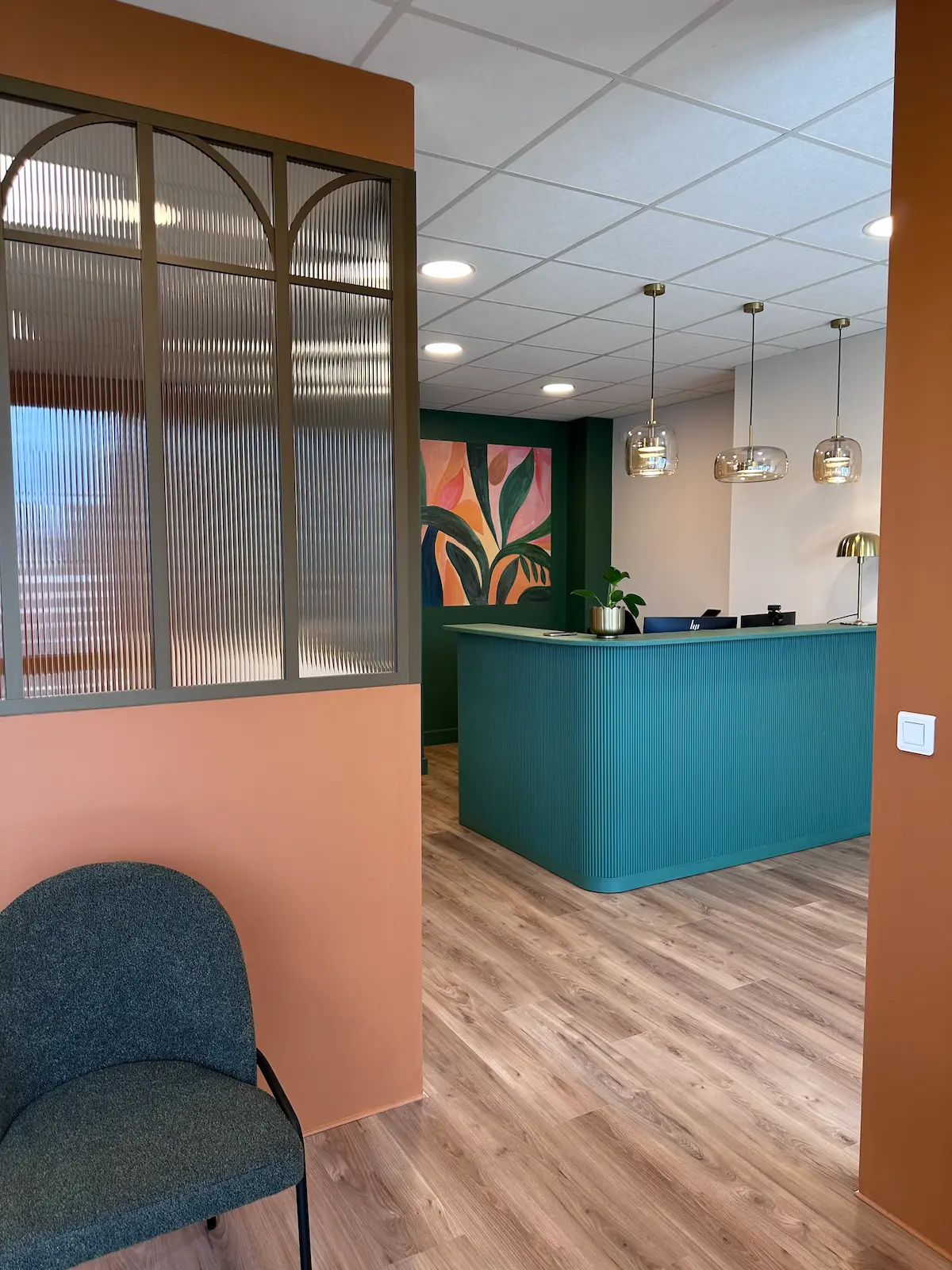 Entrée d’une étude notariale avec banque d’accueil sur mesure, verrière bronze et décoration élégante