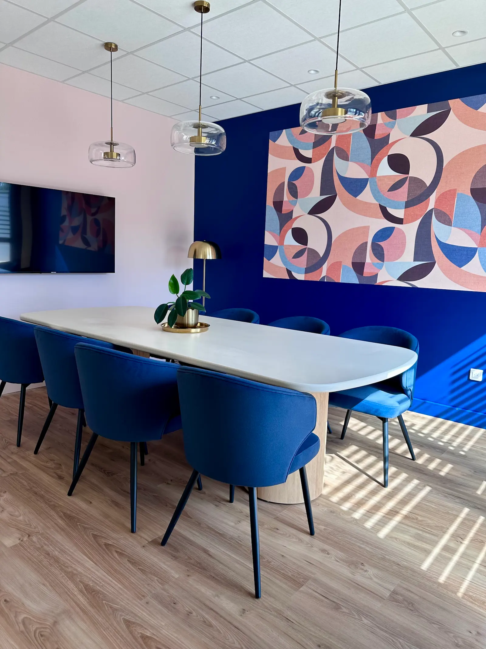 Salle de signature d’une étude notariale avec un mur bleu profond inspirant confiance et professionnalisme
