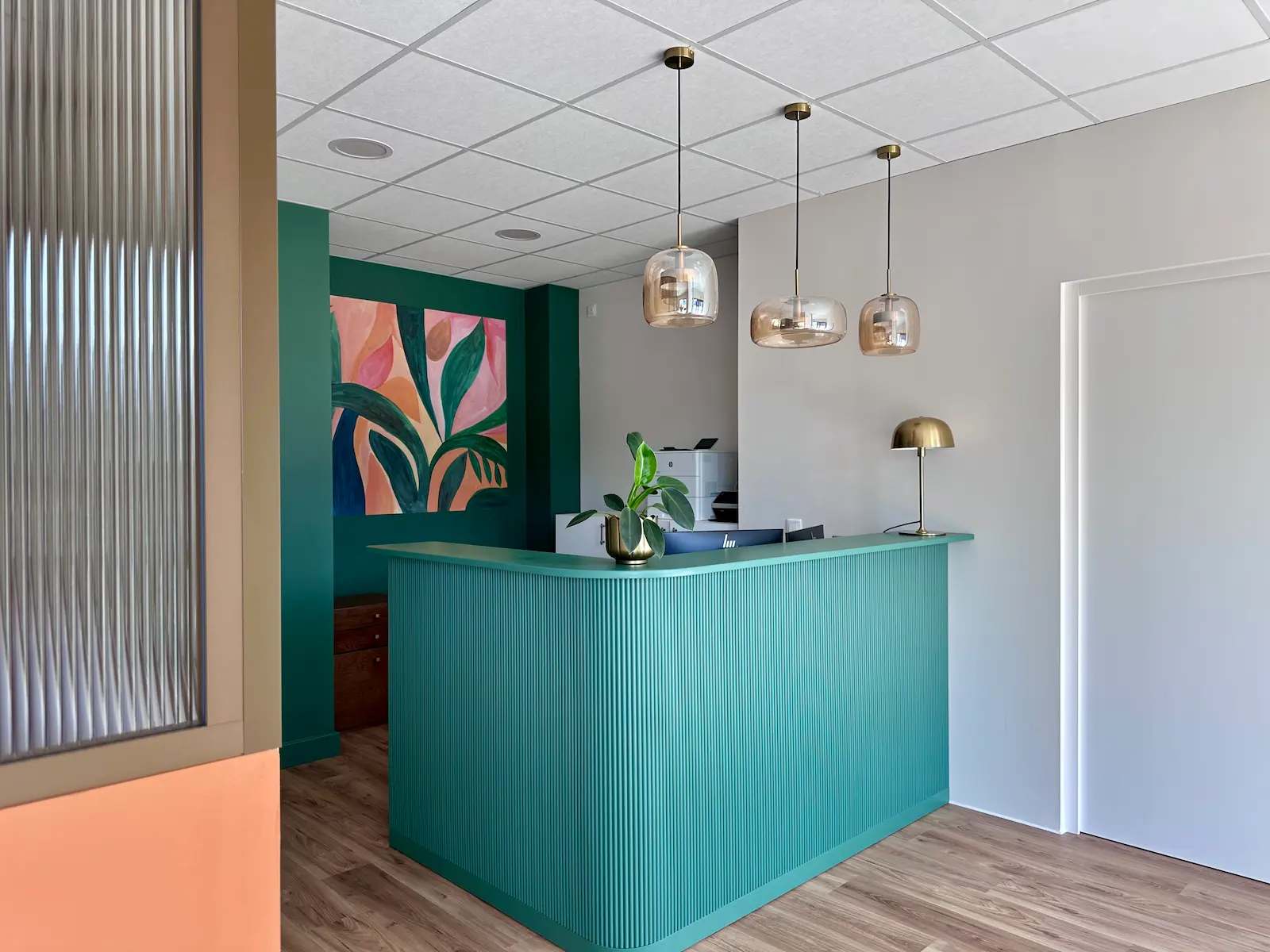 Projet d’aménagement intérieur d’une étude notariale mêlant couleurs, matières et lumière pour créer un lieu accueillant