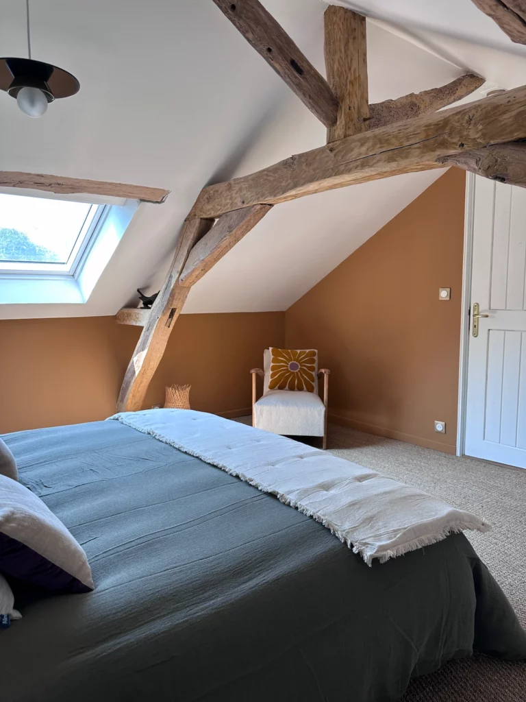 Chambre chaleureuse avec jonc de mer et mobilier ancien chiné