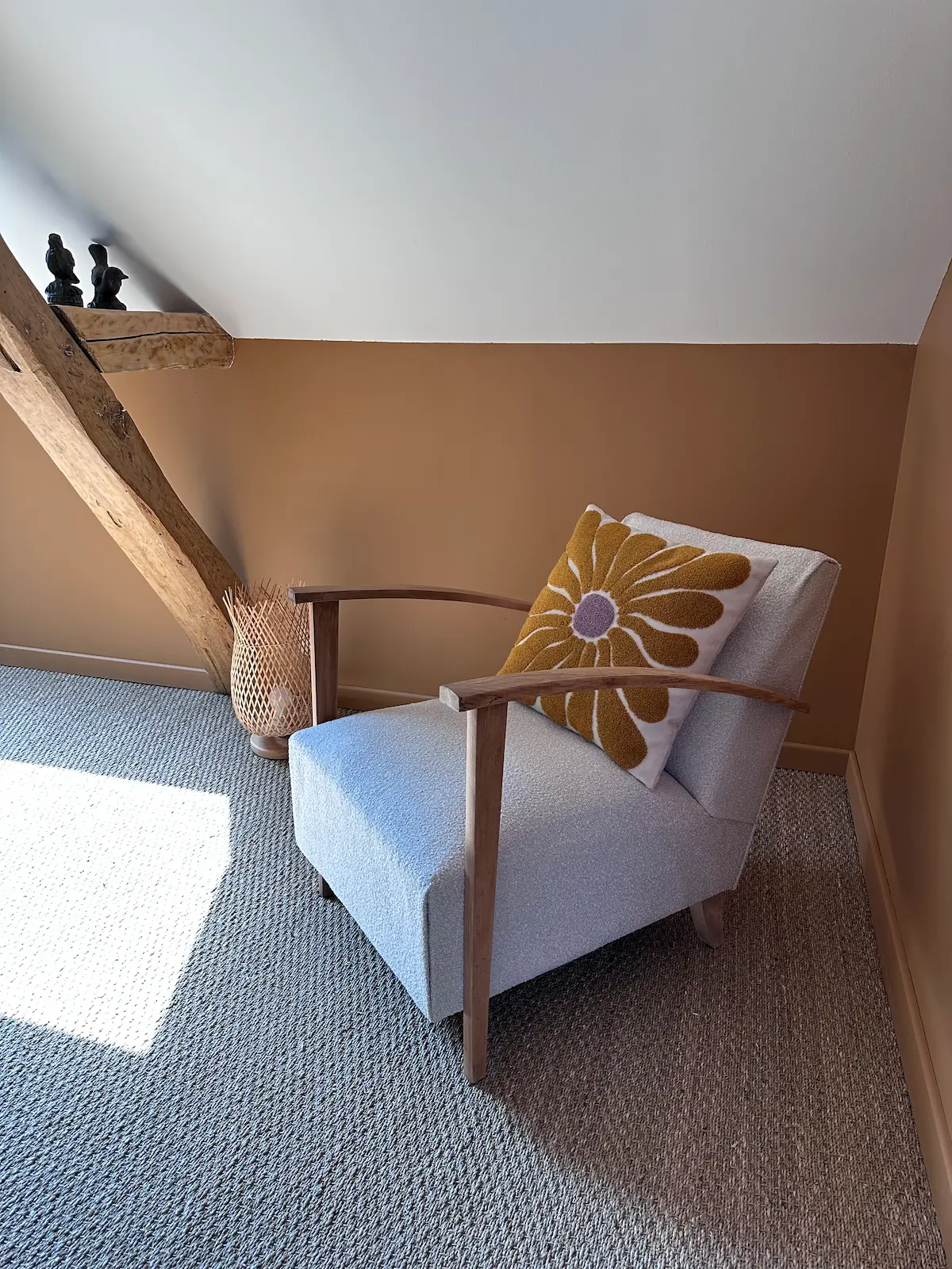 Fauteuil ancien restauré dans une chambre campagne chic