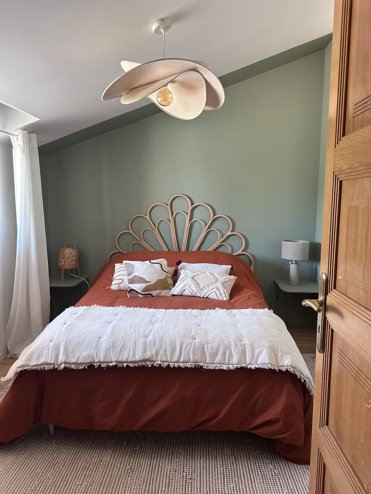 Chambre décorée avec une alcôve peinte en vert sauge et des tablettes de nuit sur mesure
