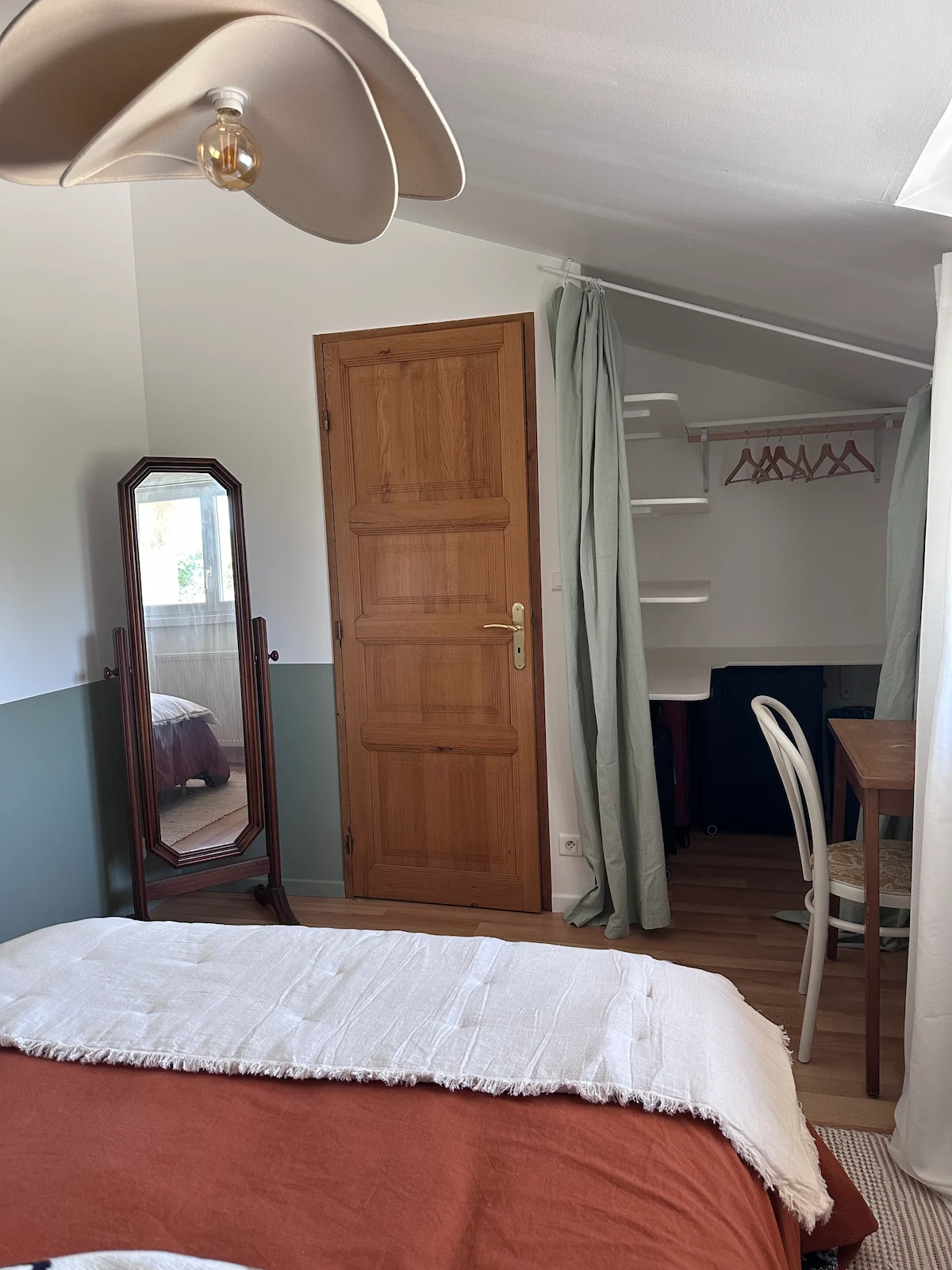 Des rangement sur mesure intégrés dans une chambre sous pente