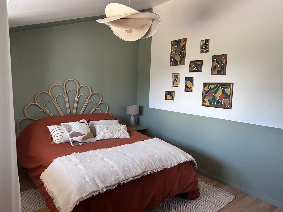 Chambre chaleureuse avec une tête de lit en rotin et des couleurs naturelles