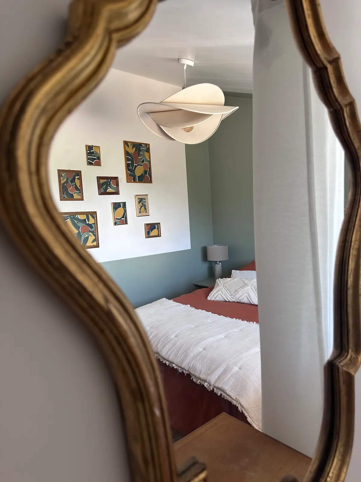 Une suspension décorative en forme de corolle dans une chambre et un;papier peint coloré dans des cadres
