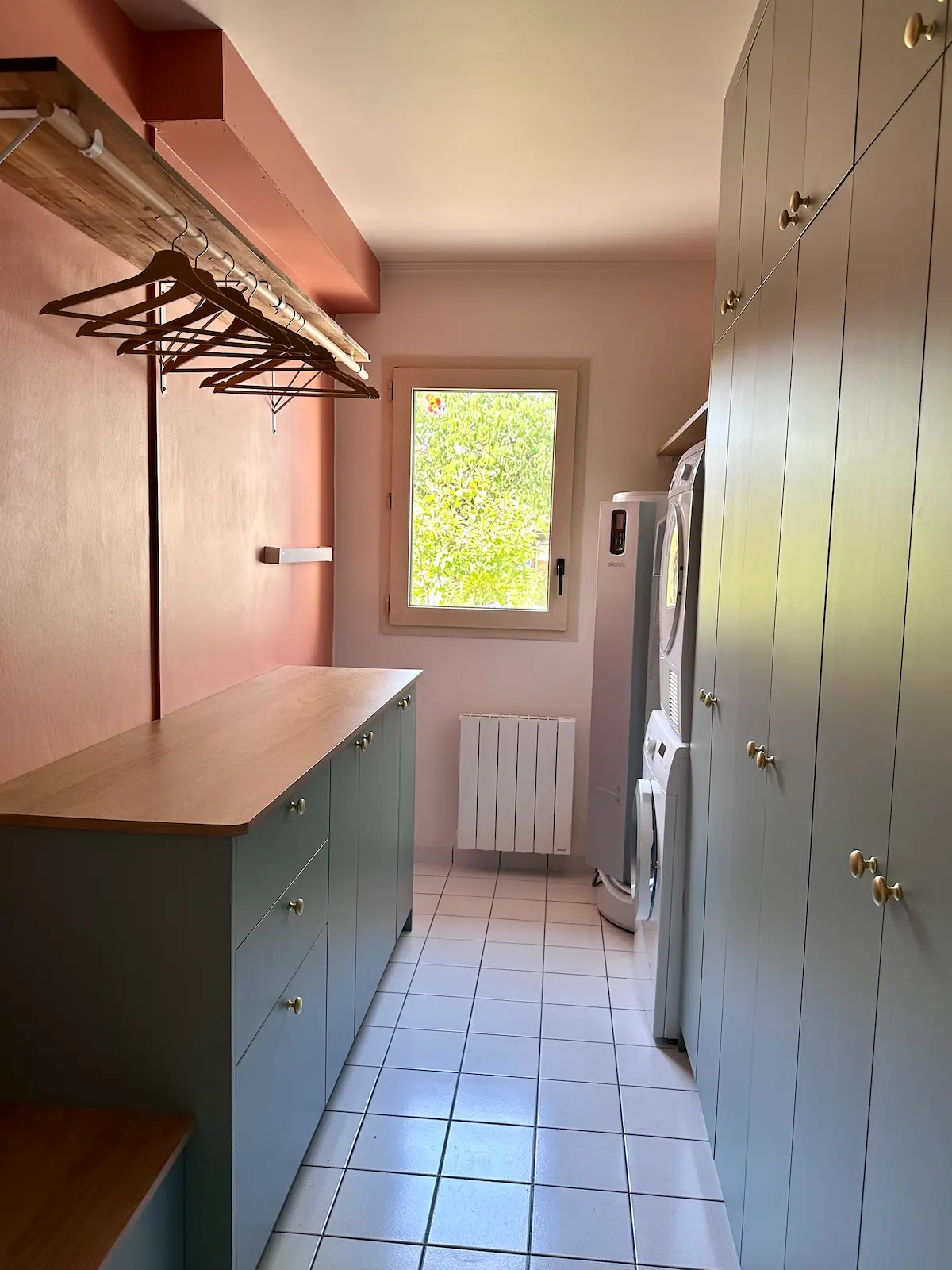 Aménagement de buanderie avec banquette et rangements intégrés