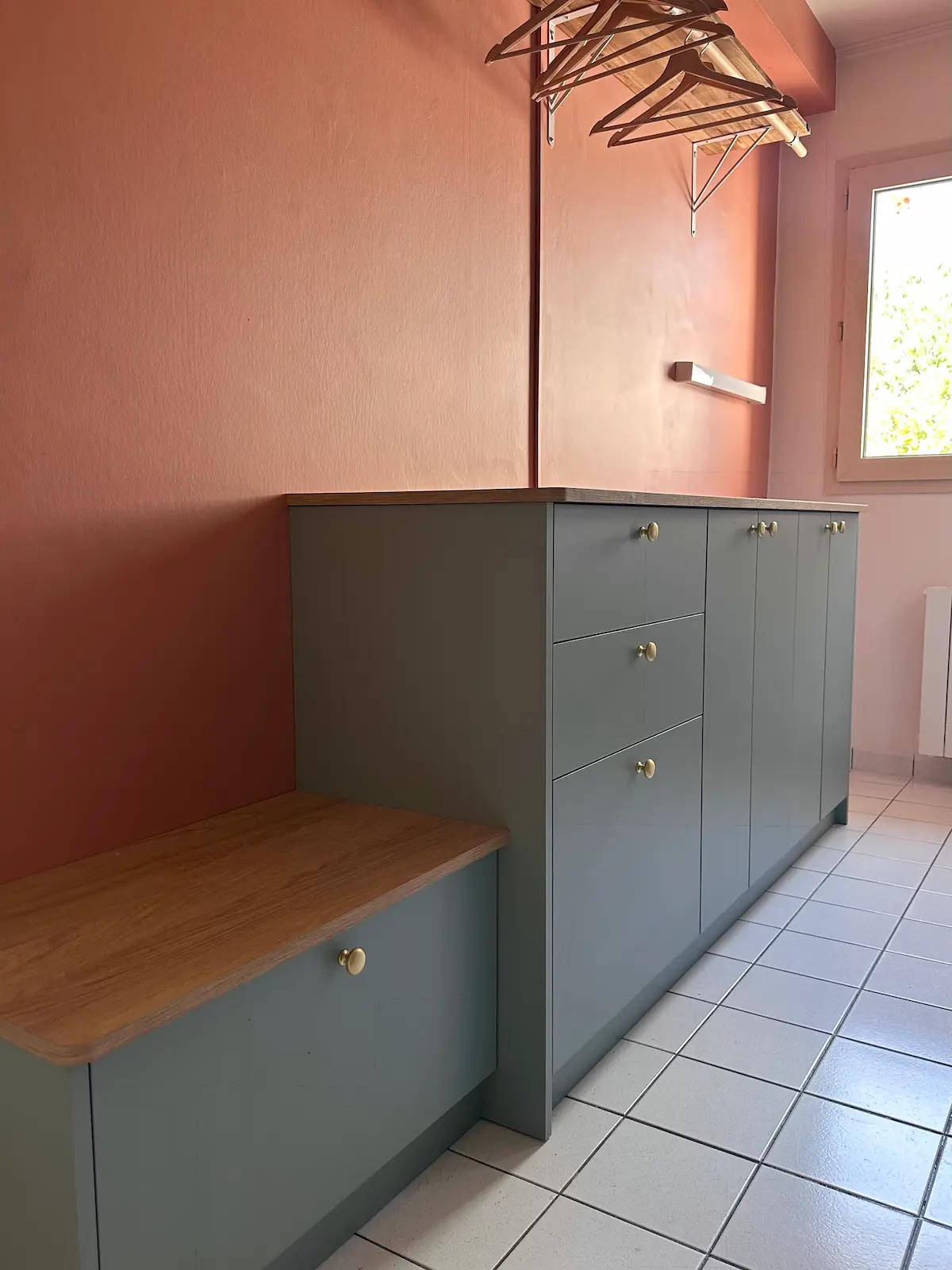 Aménagement de buanderie avec banquette et rangements intégrés